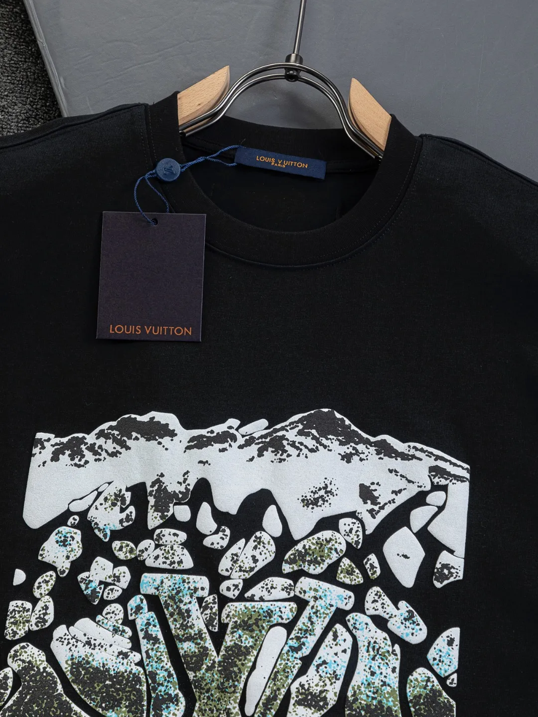 🅿️190 Louis Vuitton 1V LV lv slightly wide version S-XL LV 26ss new products are available at counters at the same time. Multiple craftsmanship Snow Mountain🏔️Ski⛷️Flocked Foam Print Ski⛷️ series T-shirts, the front foam print combines snow mountains, forests and abstract cracks, with the LV logo hidden, full of artistic sense. Round neck short-sleeved T-shirt, same style for men and women! Consigned to one-to-one creation. Synchronized with the official website, pure cotton fabrics at the counter! It is close to the skin and comfortable, durable and easy to wear. It has a classic and simple logo design and meticulous original craftsmanship. Short-sleeves, a must-have item for men, do not appear to be the same for the general public, but must be unique and eye-catching. This LV short-sleeve is all about quality, comfort, the same shape and fashion as always, including fabrics and cutting techniques. All of them have been made with great effort! 320 grams of washed pure cotton fabric, pure cotton is breathable, very refreshing and comfortable for daily wear. The rib knitting on the neckline is smooth and tight, and the neckline will not be skewed if you toss it at will. The loose version, you will find that it looks really good on the upper body. The overall is minimalist and neat, super versatile for daily use! Pair it casually with a pair of pants for a youthful look. A T-shirt will make your outfit crazy. It is a fashionable item that can never go wrong! Color: Black White Size: S-XL Size chart: S: Shoulder width 50-Bust 56-Length 70 M: Shoulder width 52-Bust 57-Length 72 L: Shoulder width 54-Bust 59-Length 74 XL: Shoulder width 56-Bust 62-Length 76